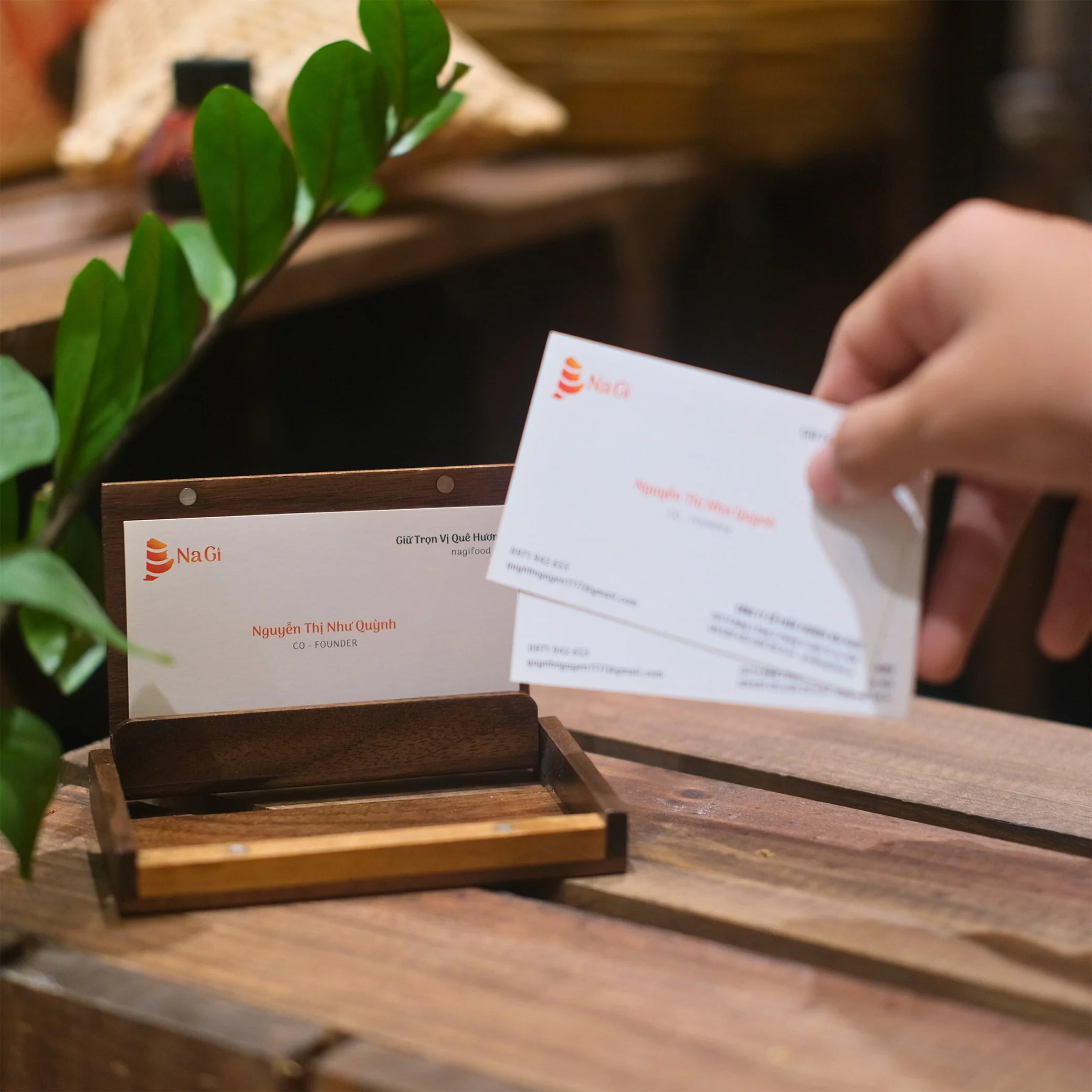 hop-dung-name-card-bang-go-khac-hinh-theo-yeu-cau-alog-4